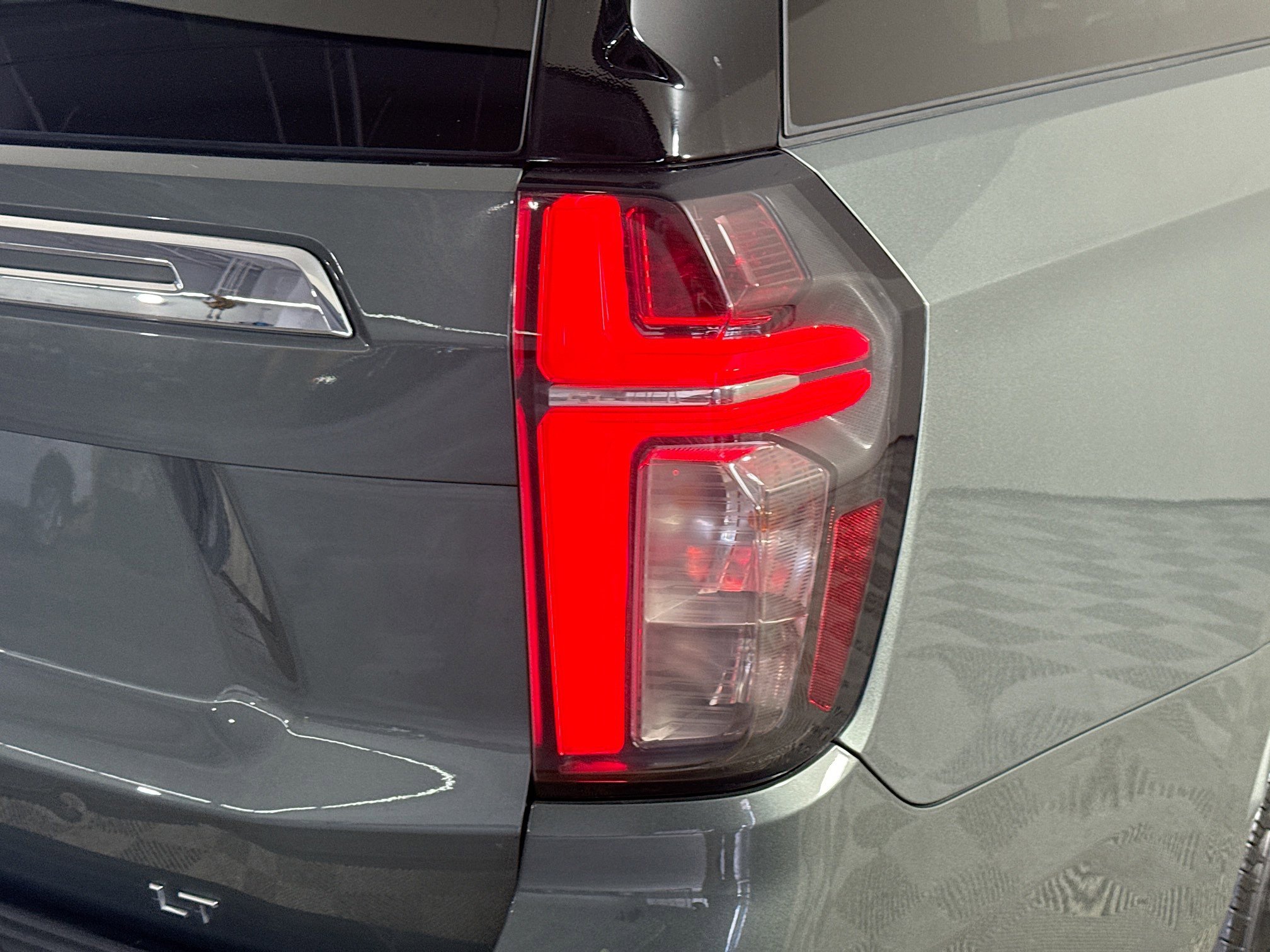 Used 2024 Chevrolet Suburban LT RWD image 34