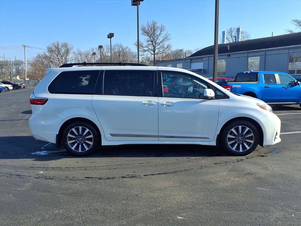 Used 2018 Toyota Sienna Limited Premium w/ Carpet Mat Package image 2