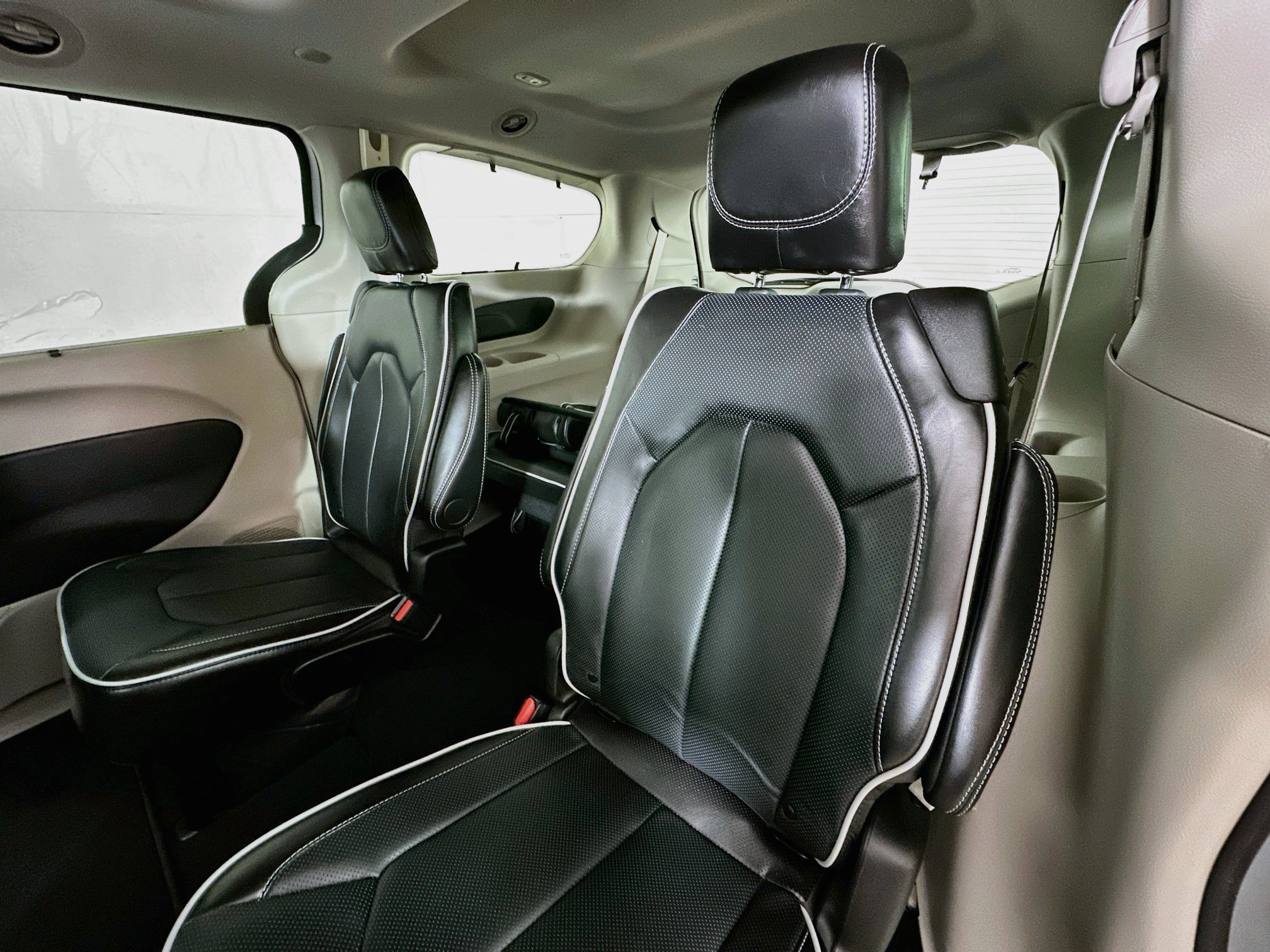 Used 2024 Chrysler Pacifica Limited FWD image 24