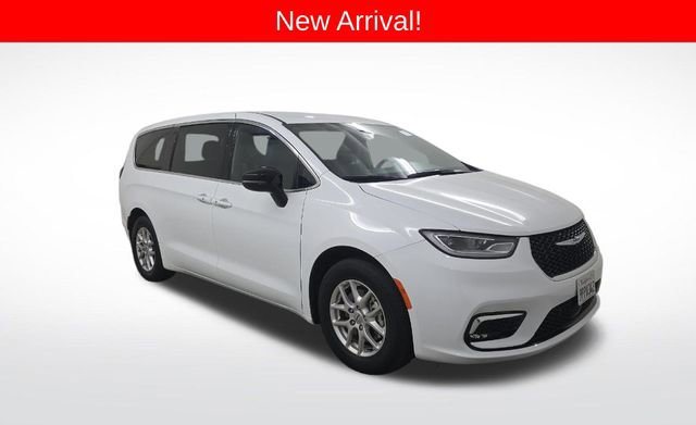 Used 2025 Chrysler Pacifica Select