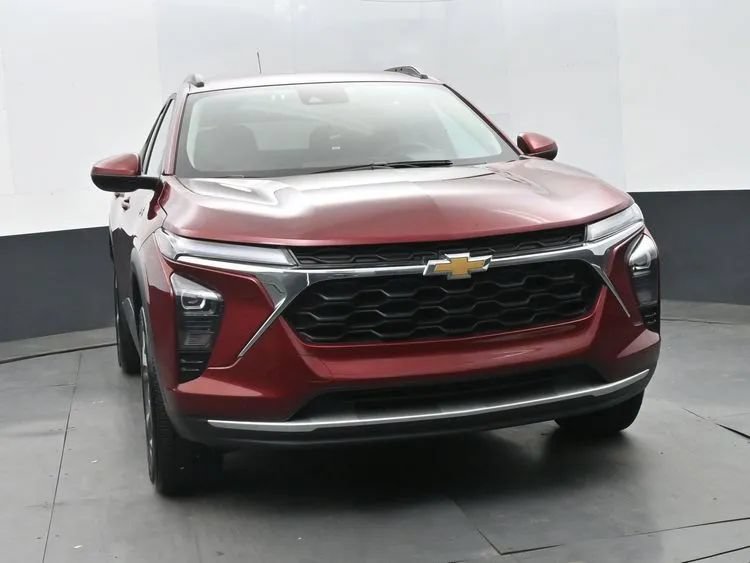 Used 2025 Chevrolet Trax LT FWD image 3
