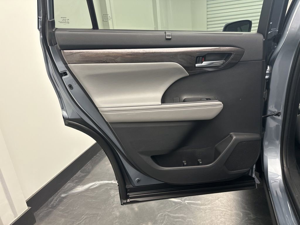 Used 2020 Toyota Highlander Limited image 14