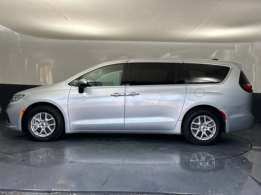 Used 2023 Chrysler Pacifica Touring-L image 6