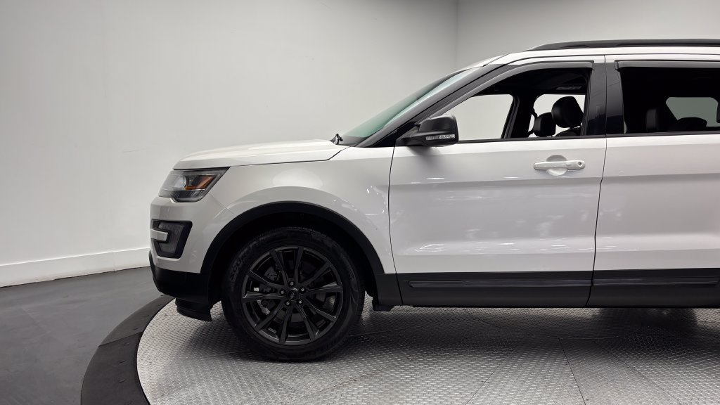 Used 2017 Ford Explorer XLT w/ Equipment Group 202A AWD/4WD image 5