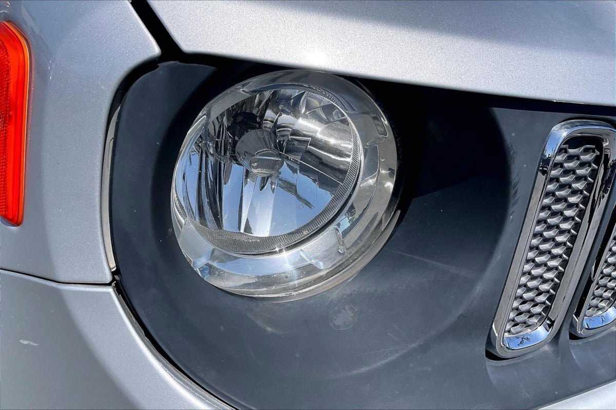 Used 2015 Jeep Renegade Latitude FWD image 29