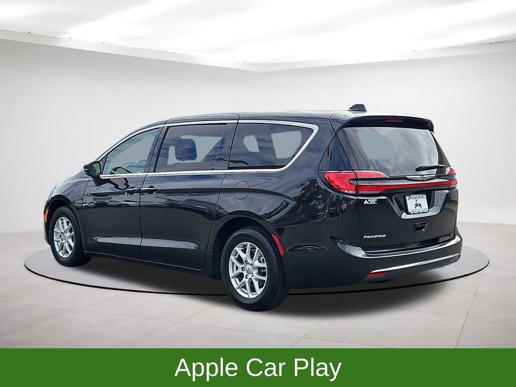 Used 2023 Chrysler Pacifica Touring-L image 5