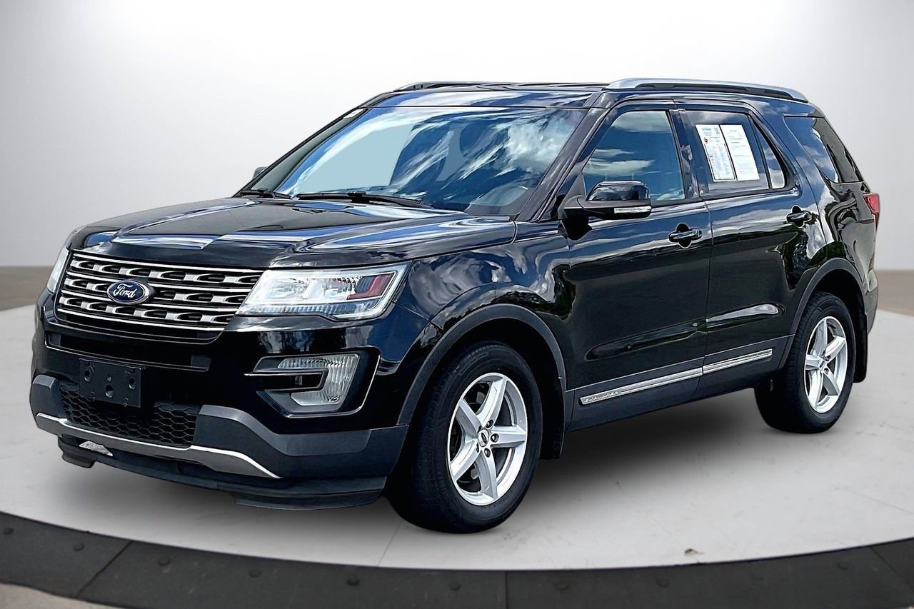 Used 2016 Ford Explorer XLT w/ Equipment Group 201A image 4