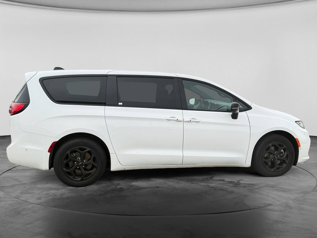 Used 2024 Chrysler Pacifica Limited FWD image 11