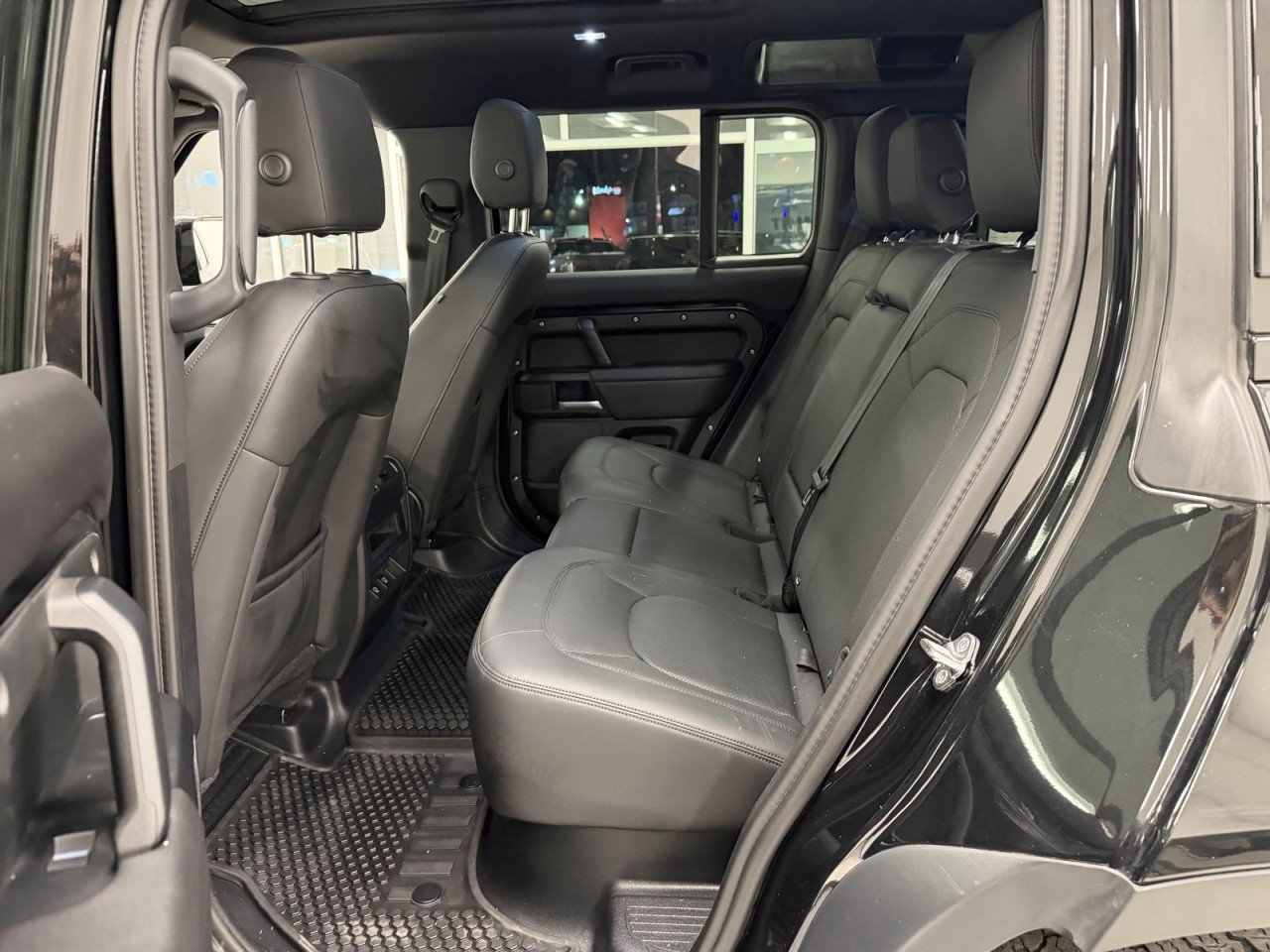 Used 2025 Land Rover Defender 110 S image 38