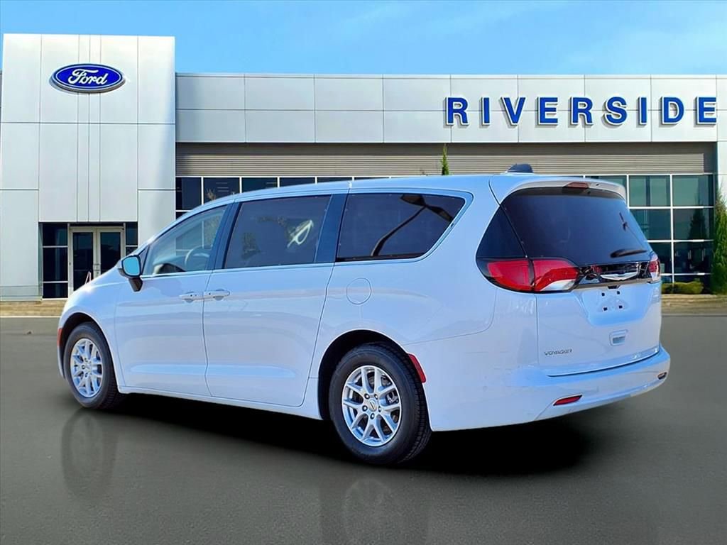 Used 2023 Chrysler Voyager LX image 4