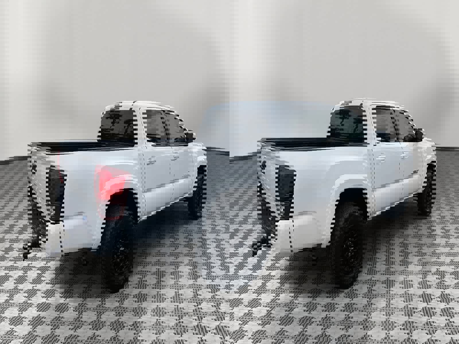 Used 2022 Toyota Tacoma SR5 w/ Technology Package image 5