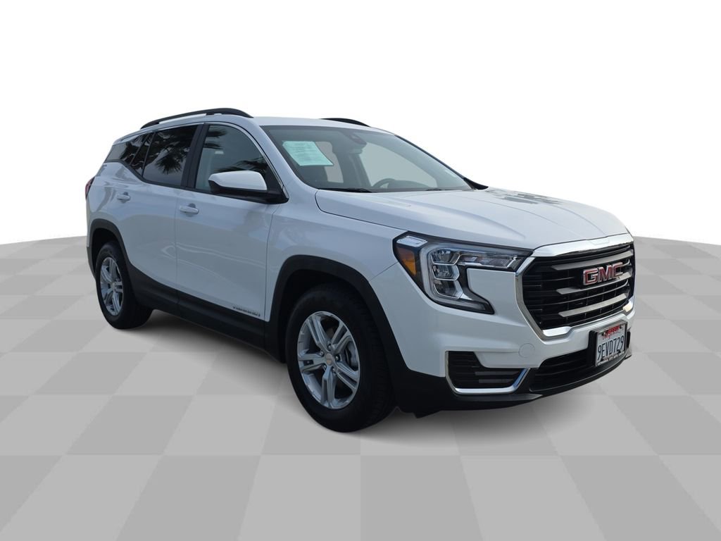 Used 2023 GMC Terrain SLE w/ Driver Convenience Package image 2