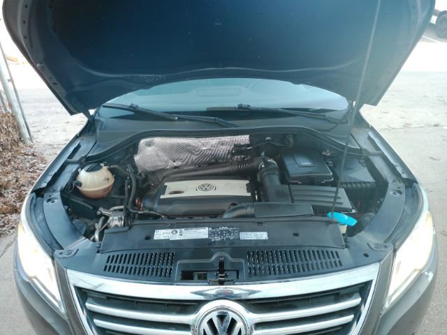 Used 2011 Volkswagen Tiguan SE image 46