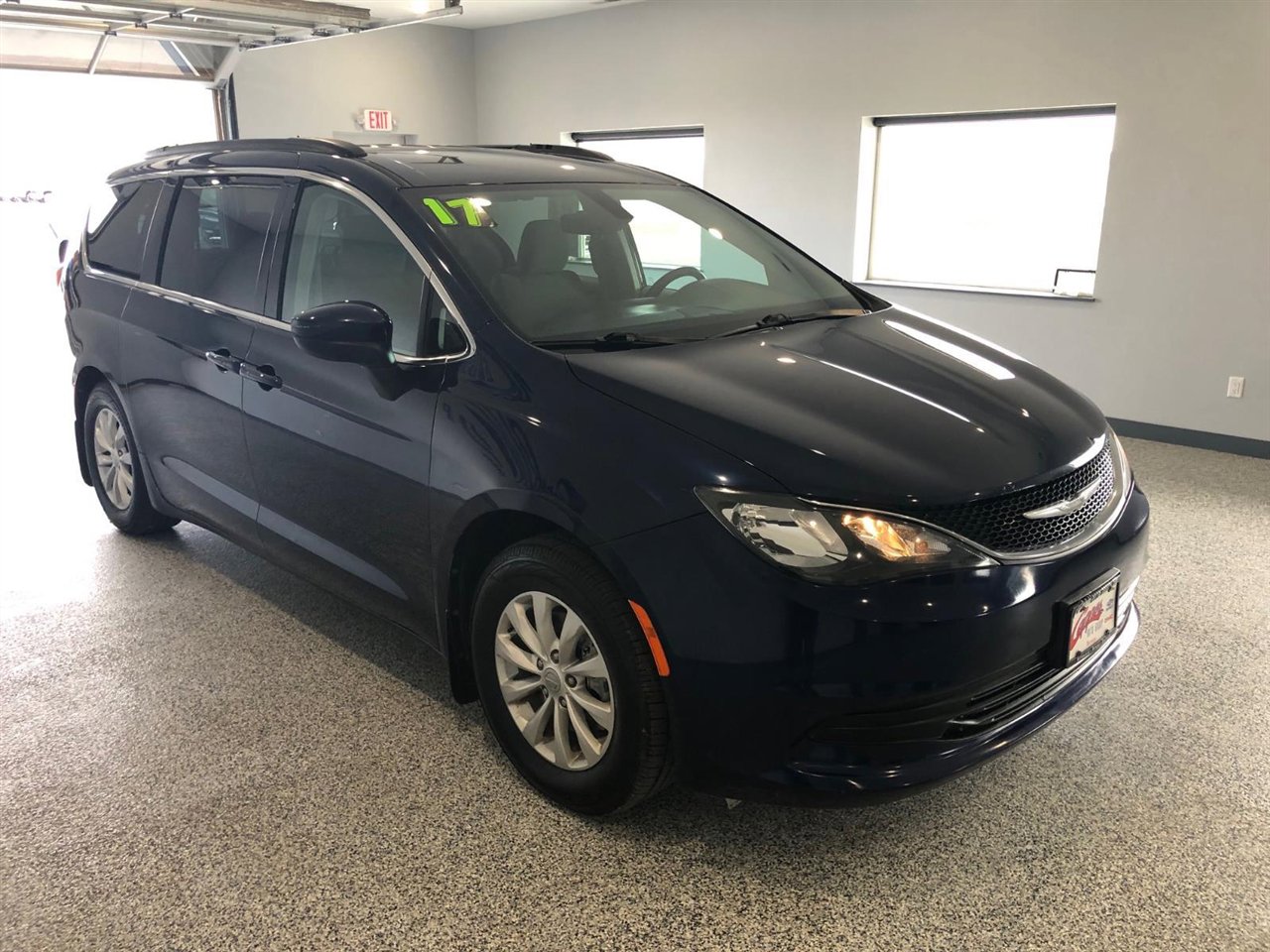 Used 2017 Chrysler Pacifica Touring w/ Tire & Wheel Group image 2