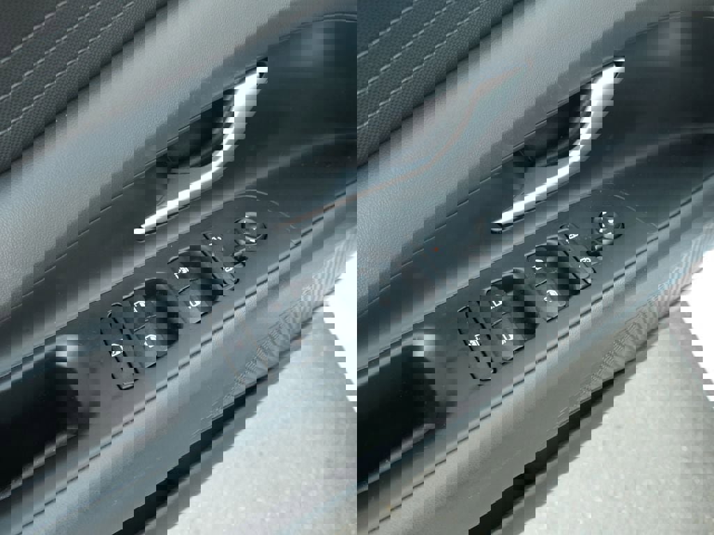 Used 2024 Hyundai Elantra SEL image 15