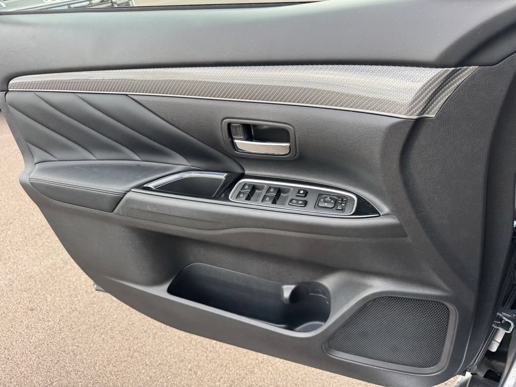 Used 2020 Mitsubishi Outlander 4WD Plug-In Hybrid image 18