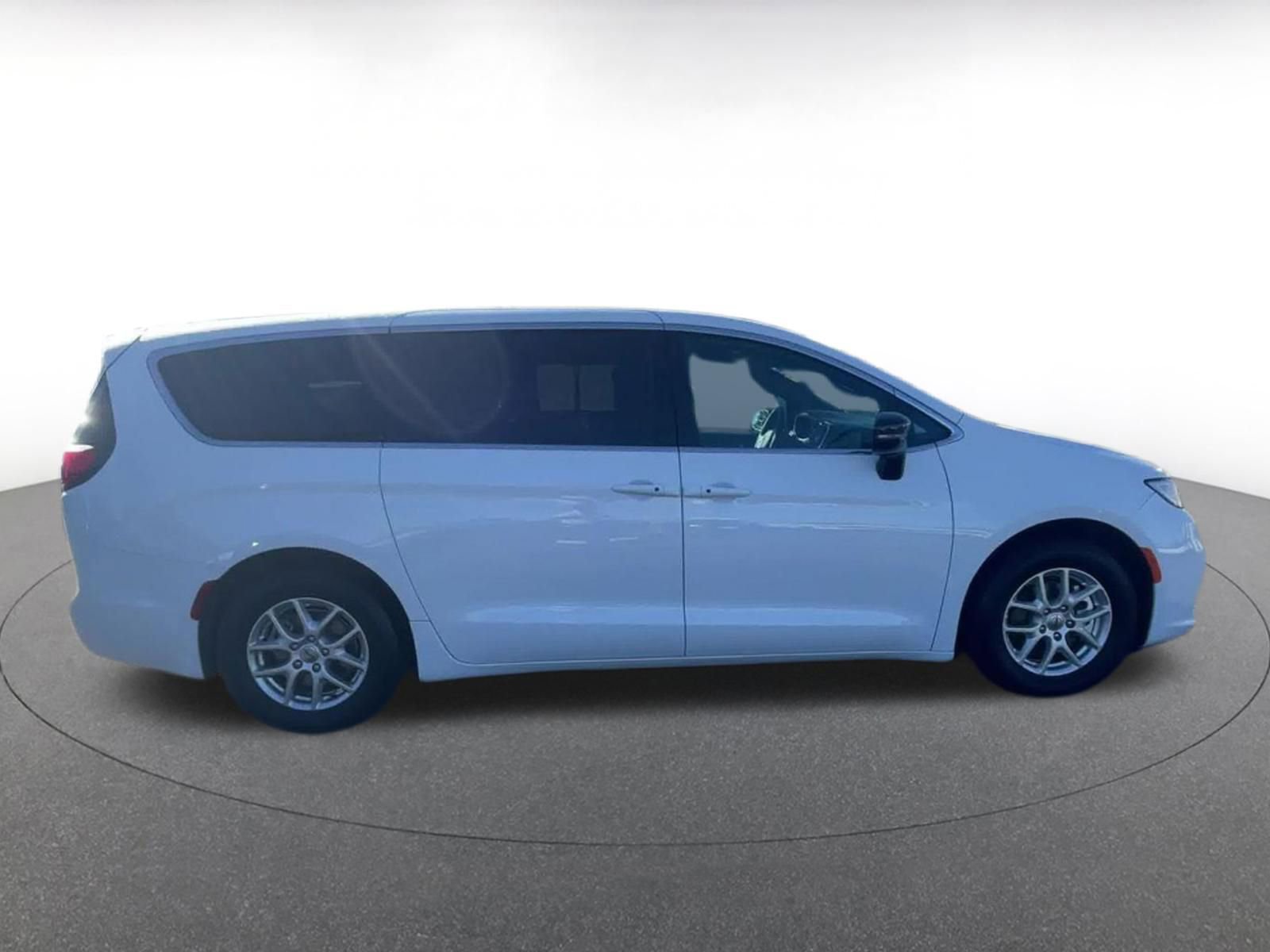 Used 2025 Chrysler Pacifica Select image 16