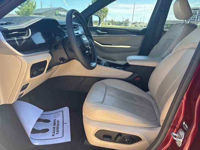 Used 2023 Jeep Grand Cherokee Limited w/ Luxury Tech Group II AWD/4WD image 3