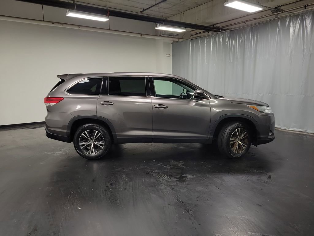 Used 2019 Toyota Highlander LE image 10