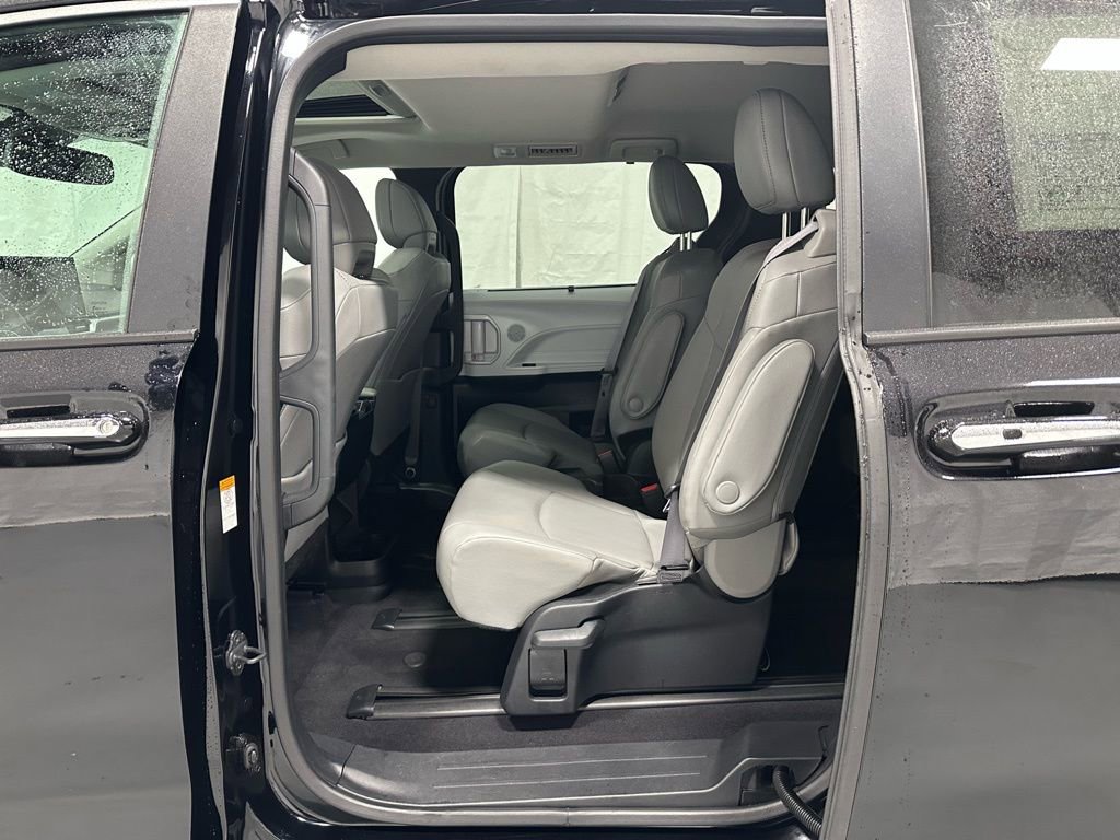Used 2025 Toyota Sienna XLE image 45