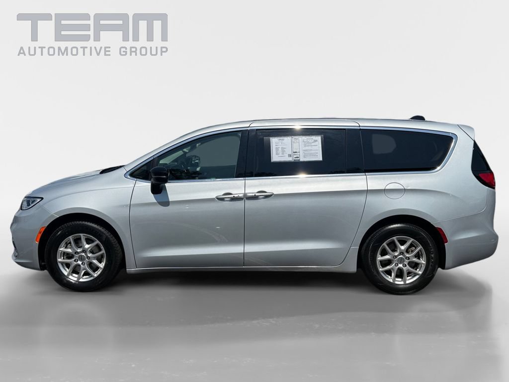 Certified 2024 Chrysler Pacifica Touring-L FWD image 4