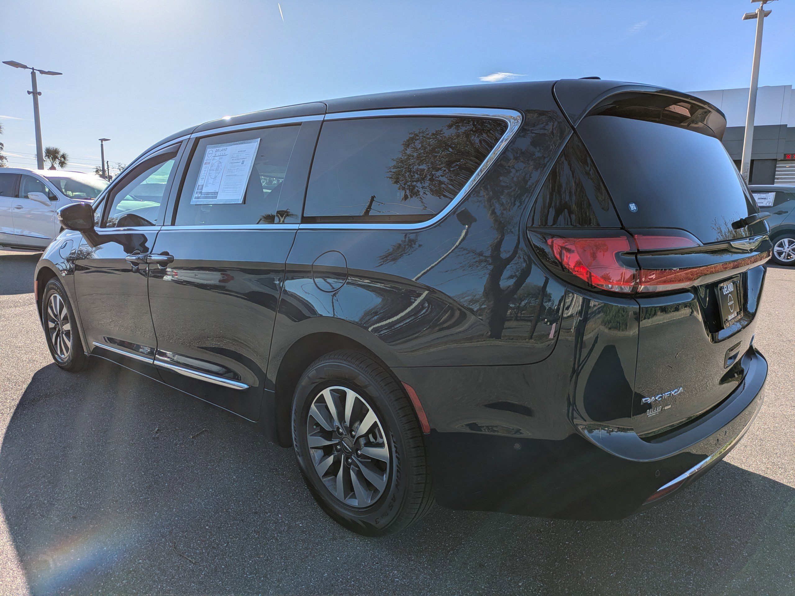 Used 2023 Chrysler Pacifica Limited image 6