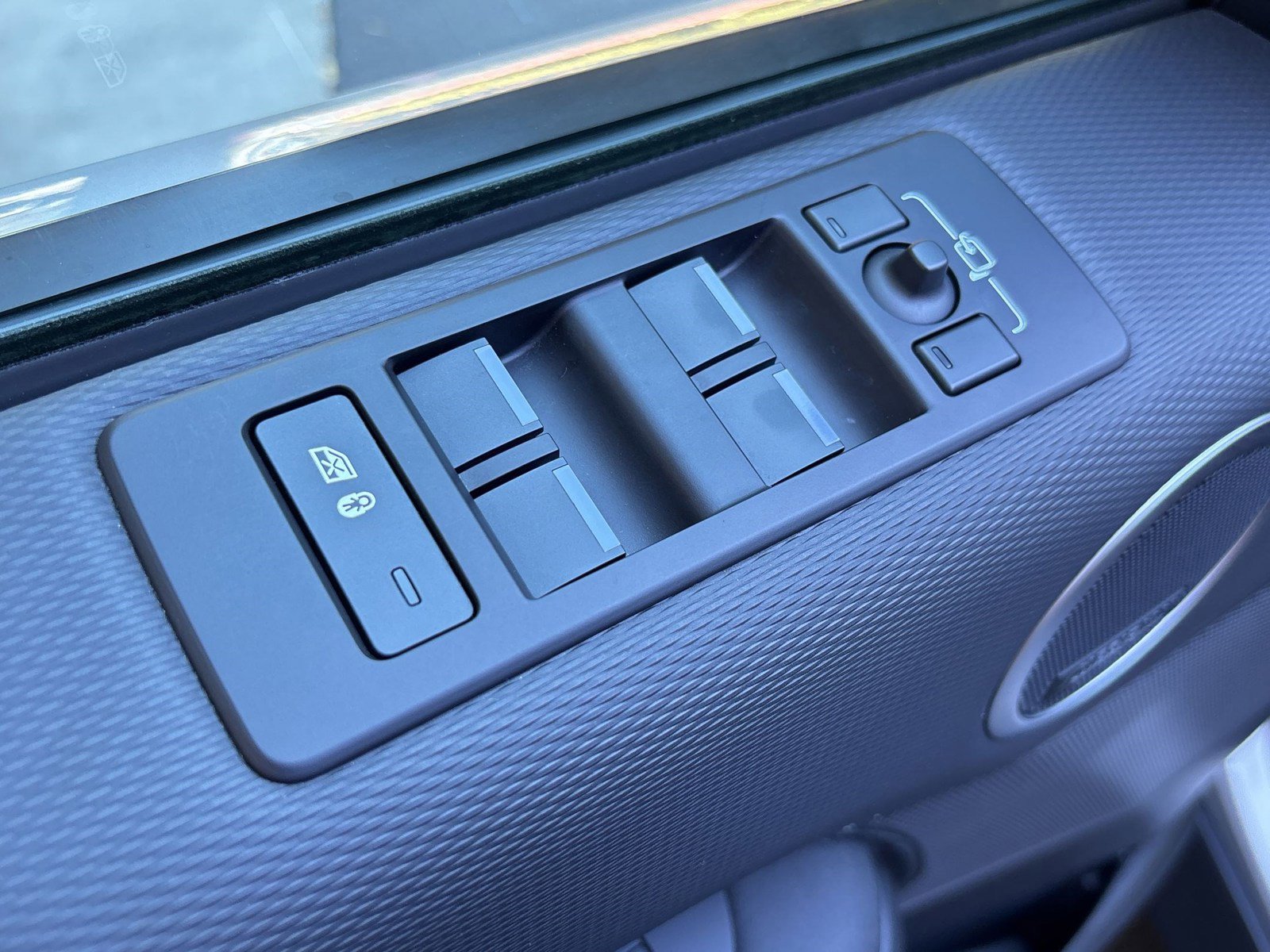 Used 2024 Land Rover Discovery Dynamic SE image 13