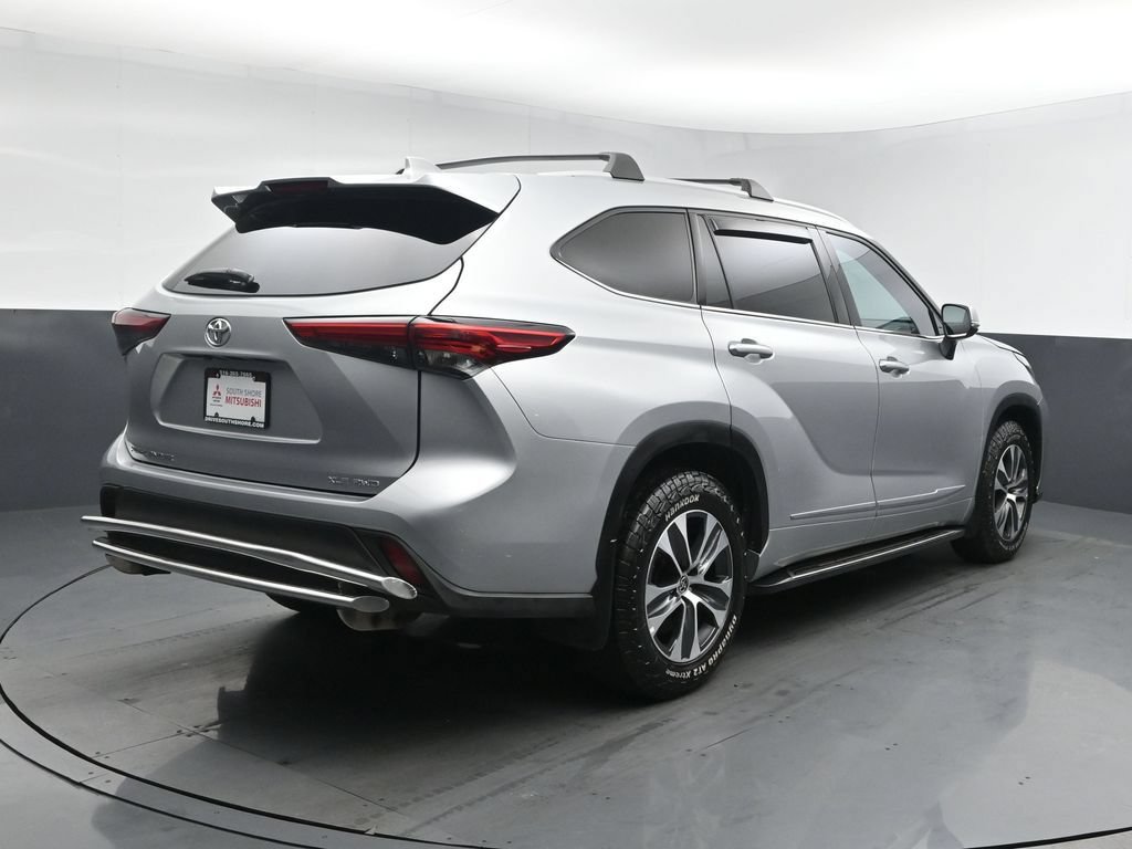 Used 2022 Toyota Highlander XLE AWD/4WD image 20