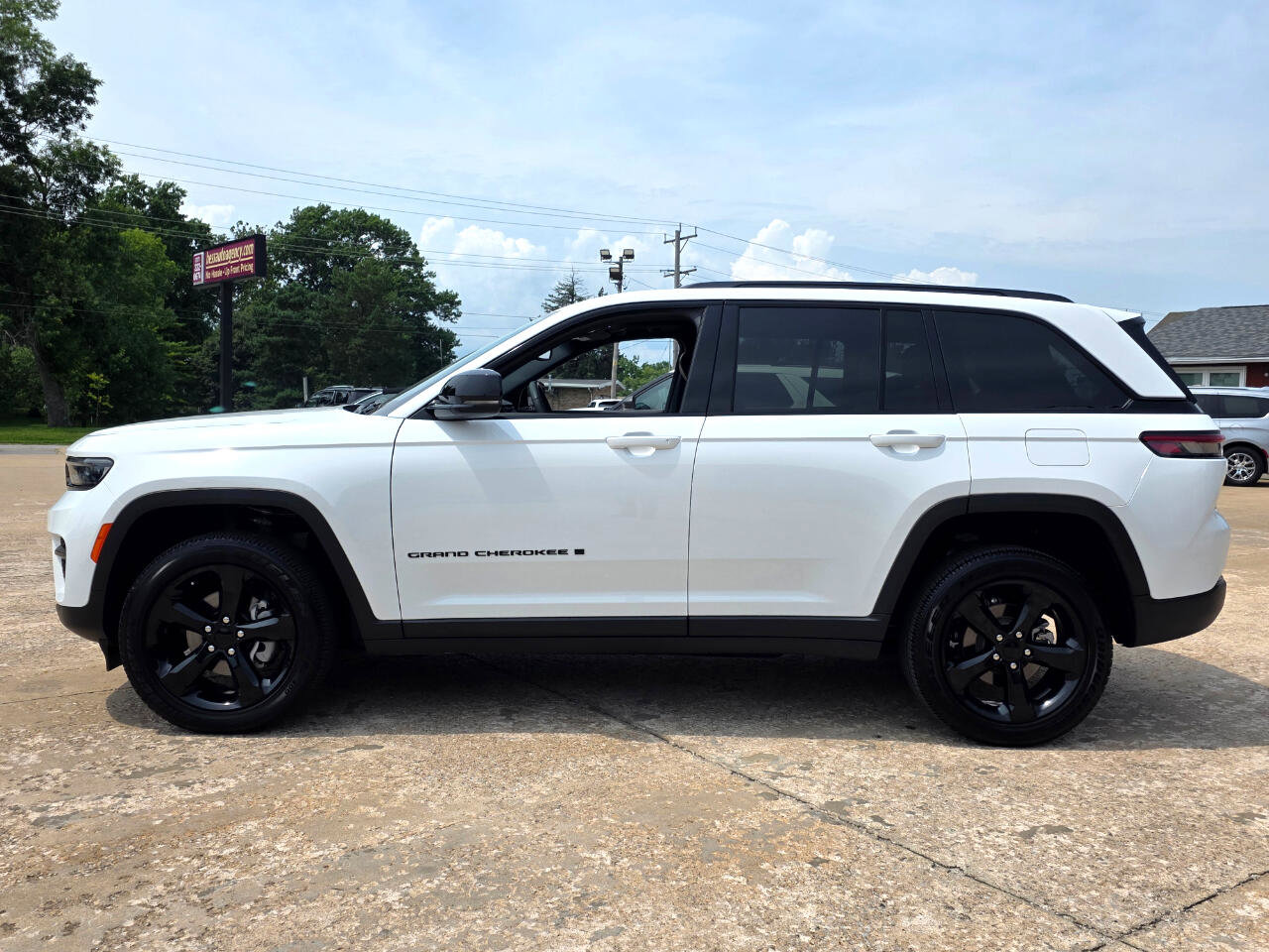 Used 2024 Jeep Grand Cherokee Altitude image 6