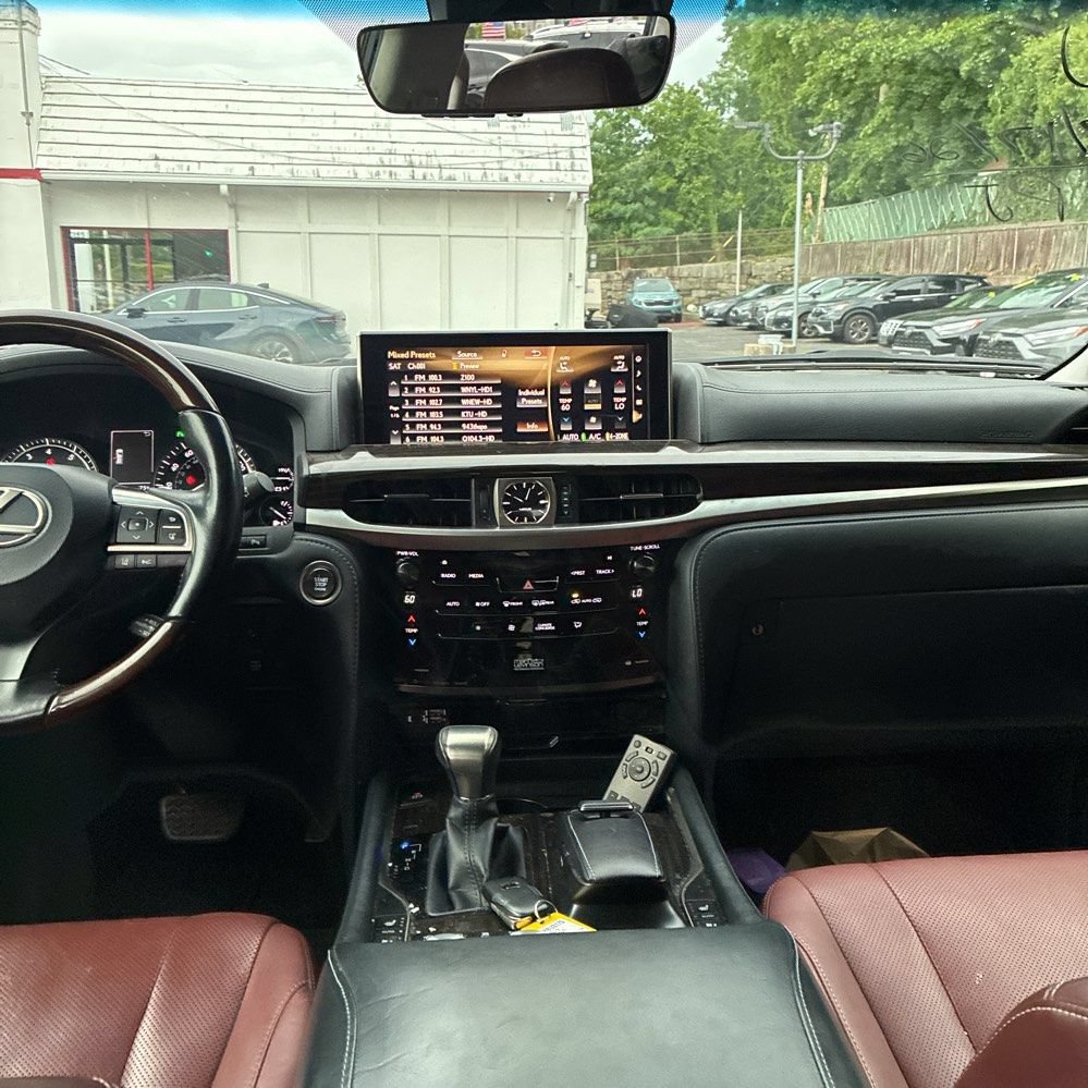 Used 2019 Lexus LX 570 4WD w/ Luxury Package image 16