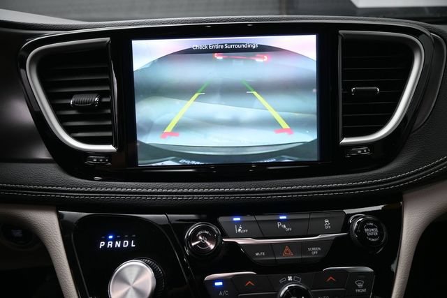 Used 2024 Chrysler Pacifica Limited FWD image 3