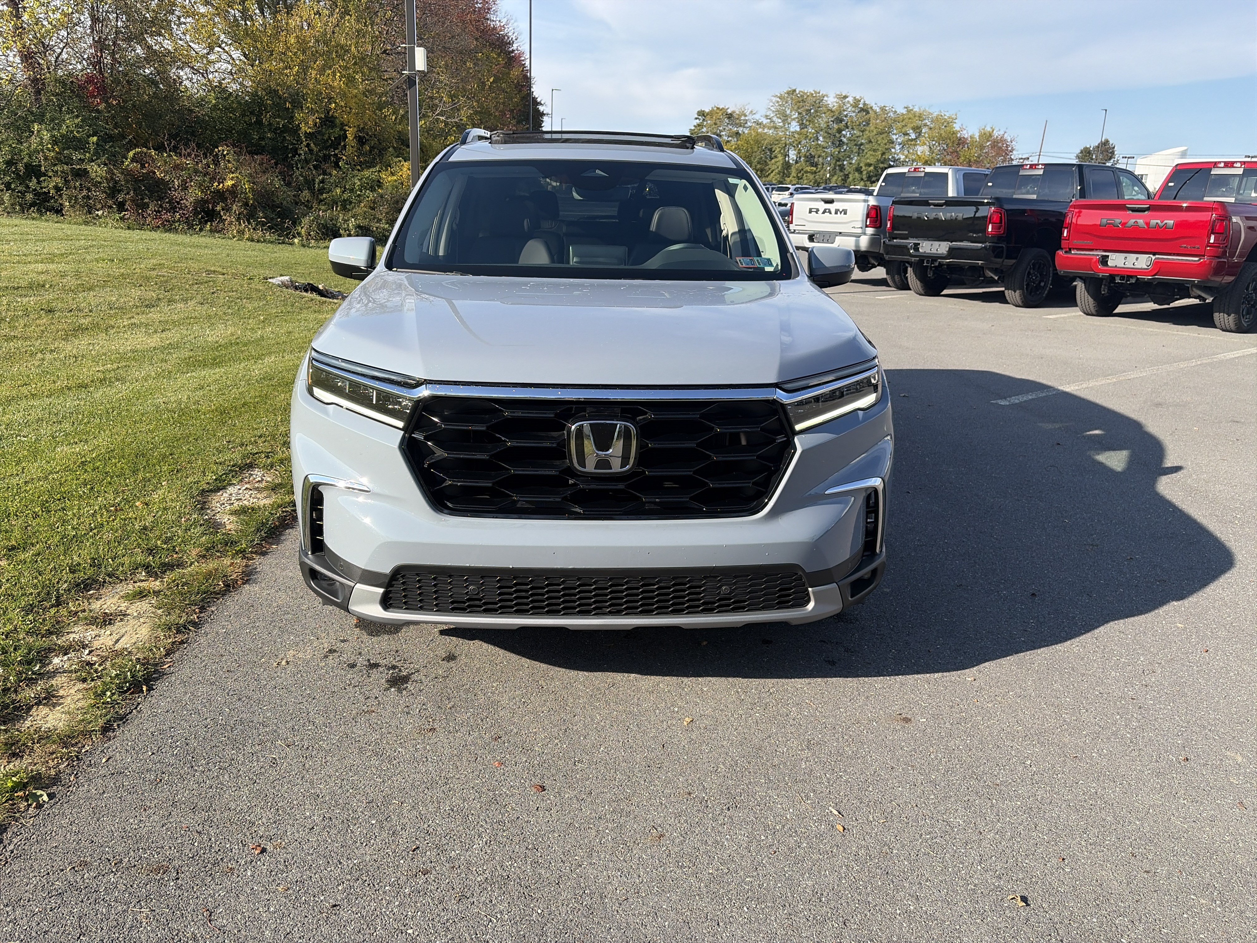 Used 2025 Honda Pilot Touring image 2