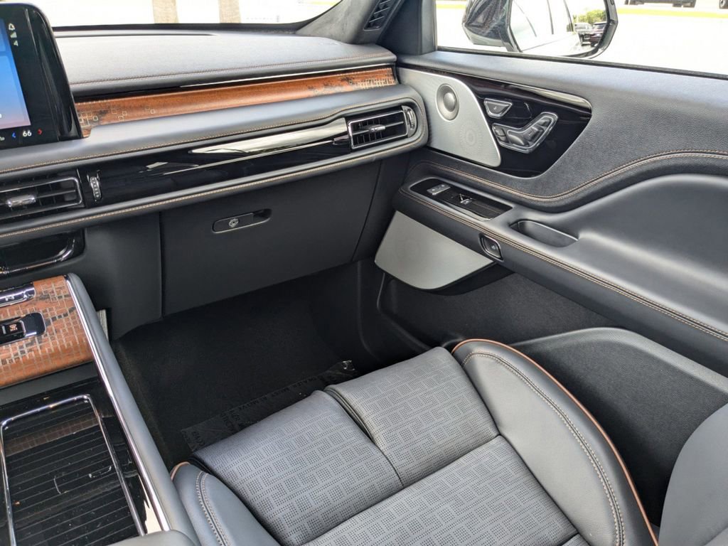 New 2025 Lincoln Aviator Black Label w/ Jet Appearance Package image 22