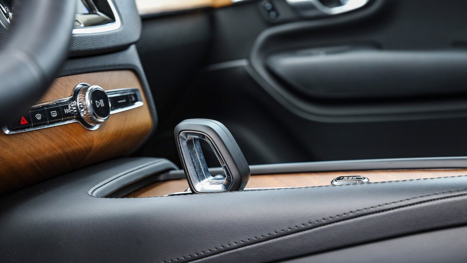 Used 2024 Volvo XC90 B6 Plus image 23