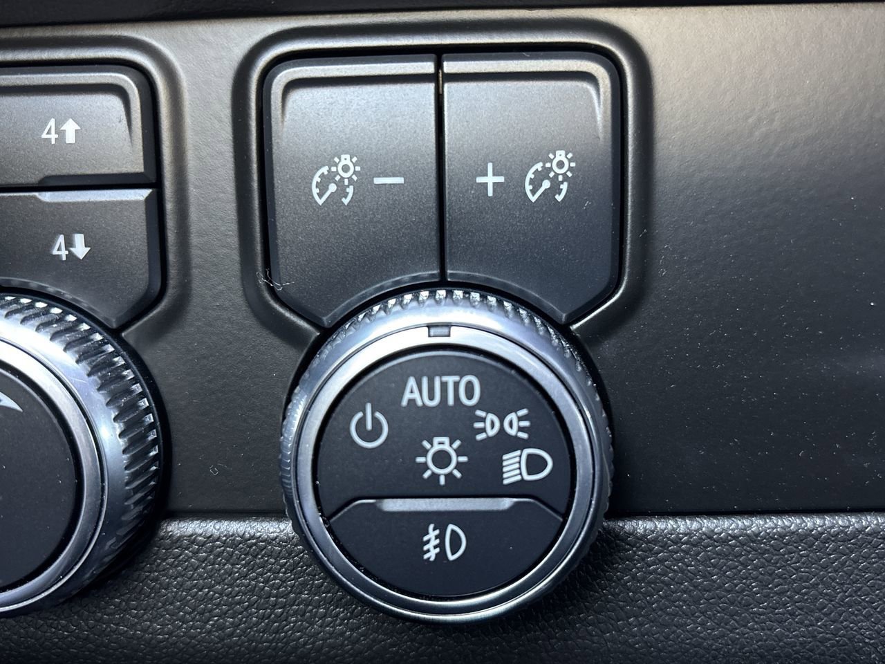 Used 2021 GMC Yukon XL AT4 w/ Technology Package image 28