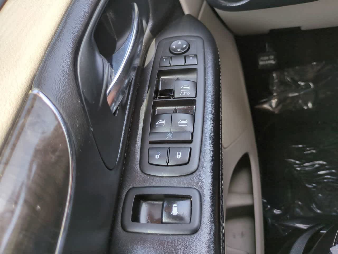 Used 2014 Chrysler Town & Country Touring FWD image 22