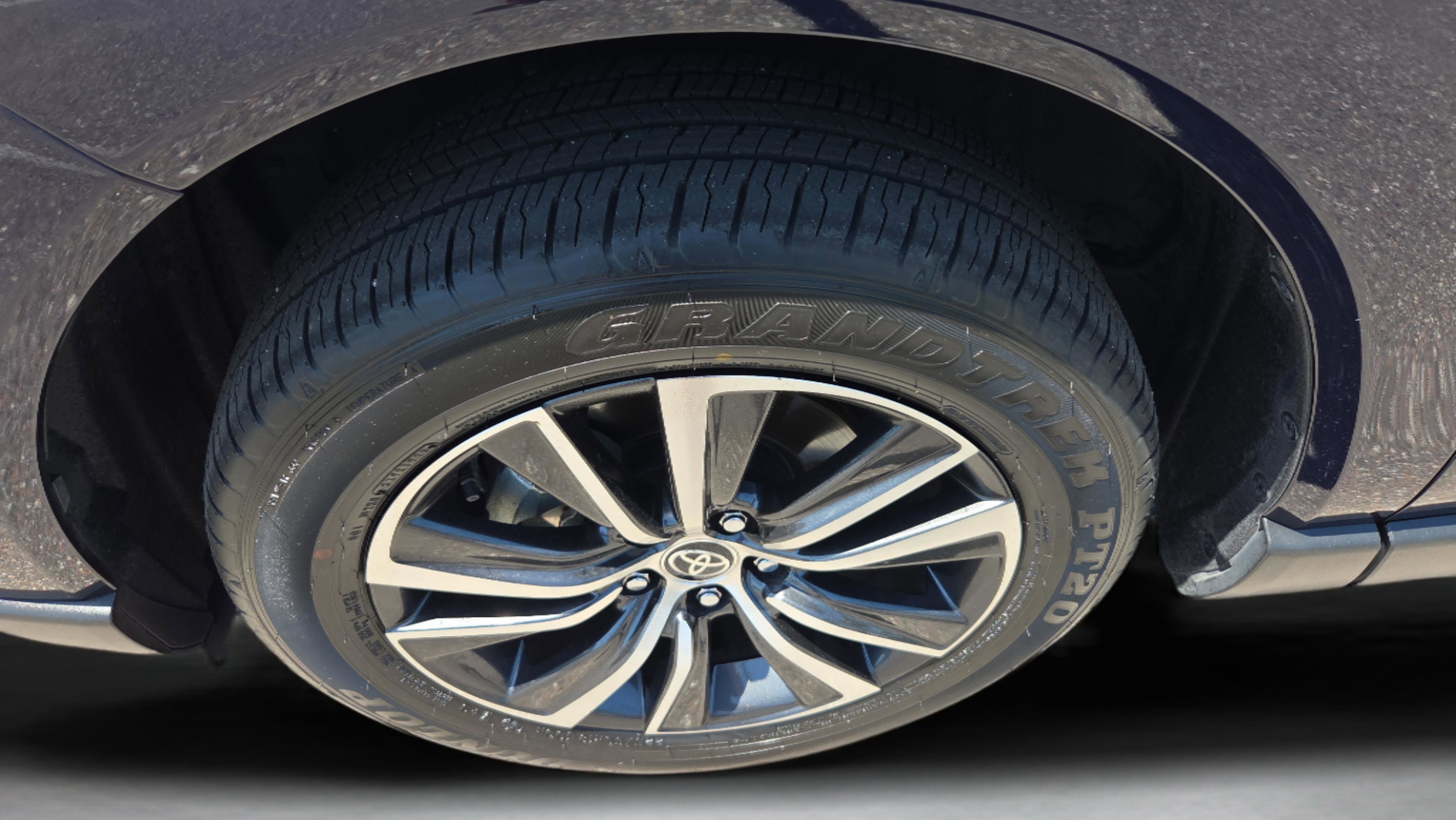 Certified 2022 Toyota Venza LE image 28