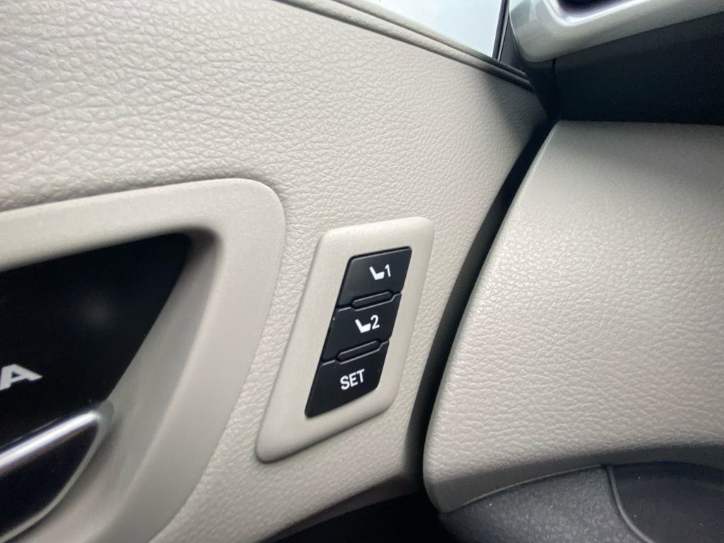 Used 2024 Toyota Sienna Limited image 18