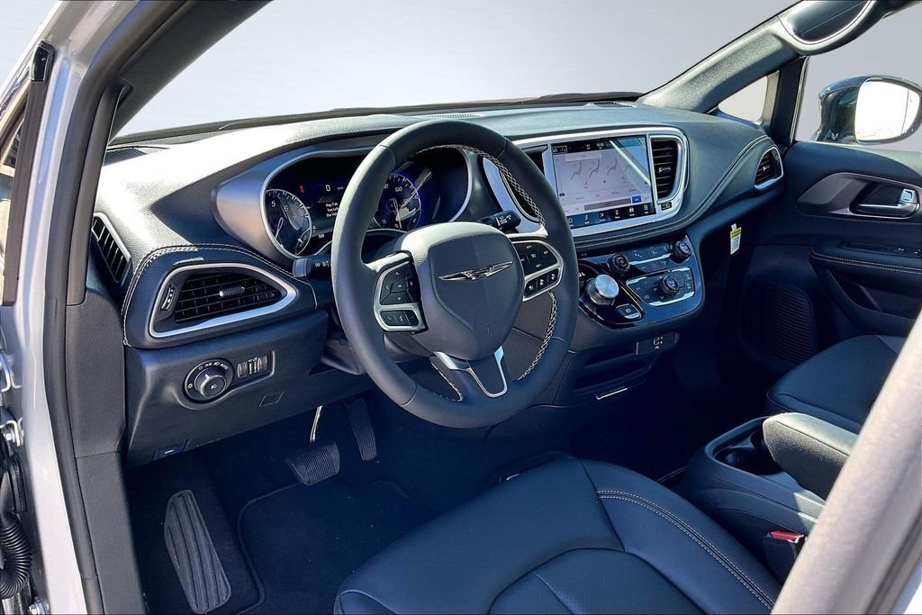New 2026 Chrysler Pacifica Select image 4