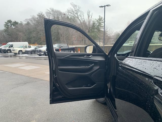 Used 2024 Jeep Grand Cherokee Laredo image 23