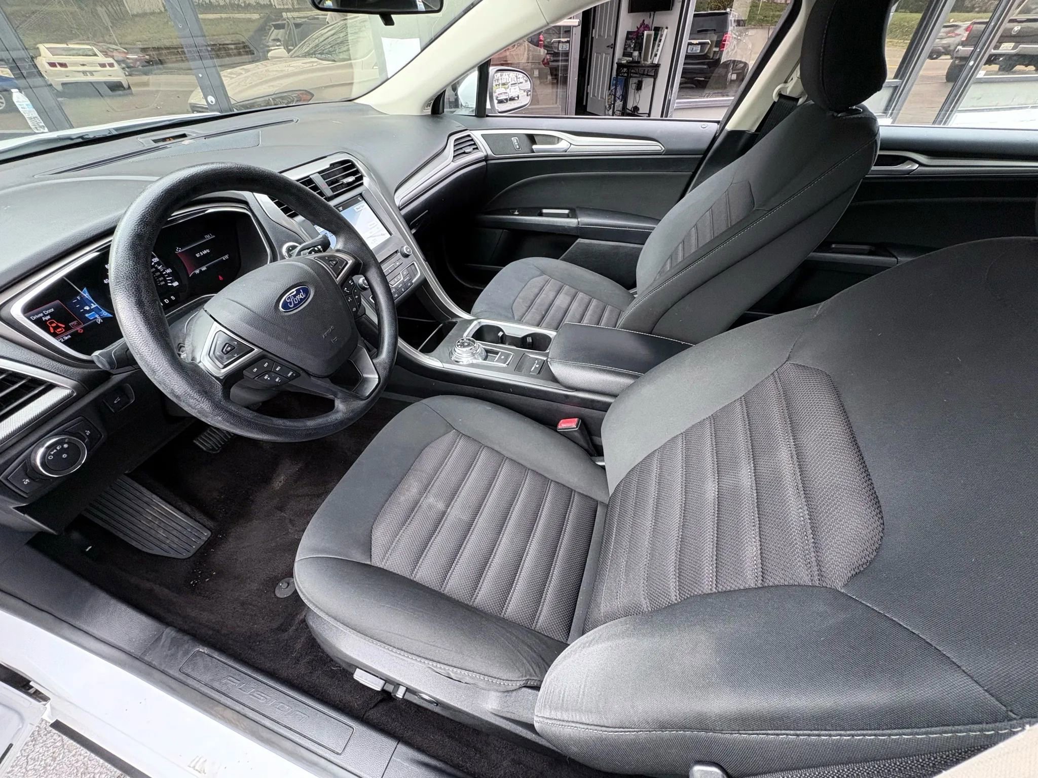 Used 2017 Ford Fusion SE w/ Fusion SE Technology Package image 11