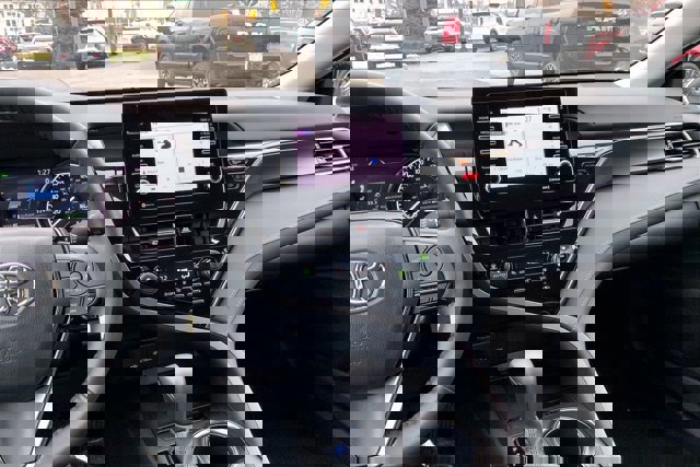 Used 2024 Toyota Camry SE image 5