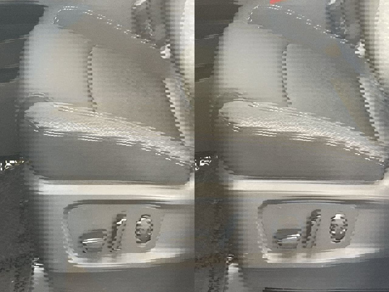 Used 2025 Nissan Pathfinder SV image 19