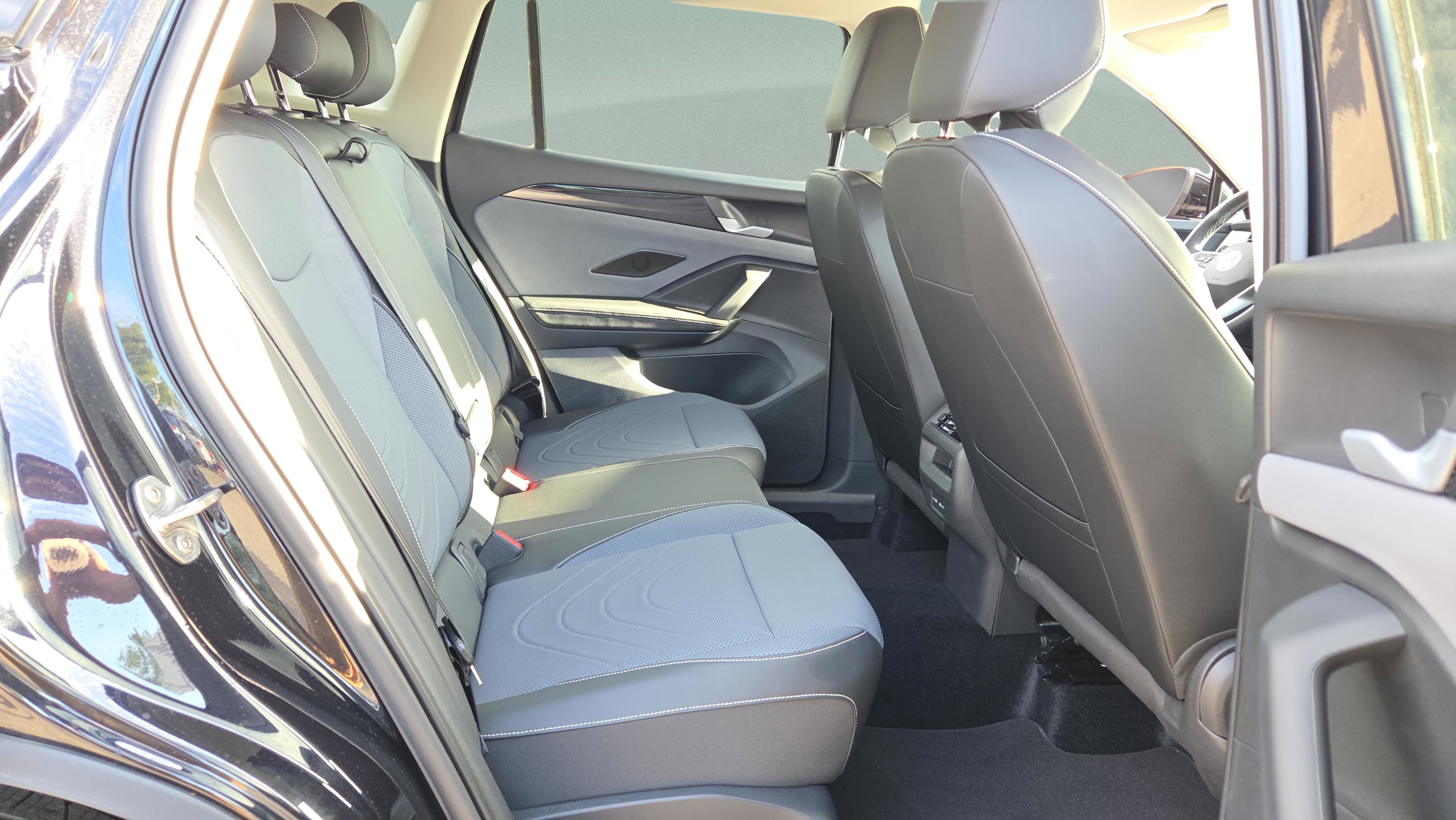 Used 2025 Volkswagen Tiguan SE image 18