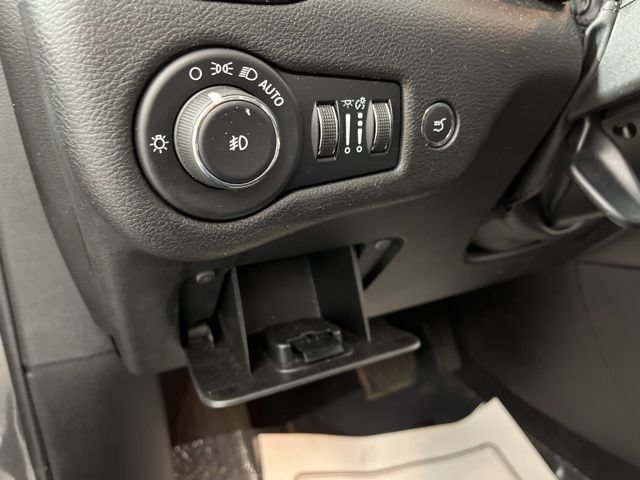 Used 2022 Jeep Cherokee Trailhawk w/ Comfort/Convenience Group AWD/4WD image 34