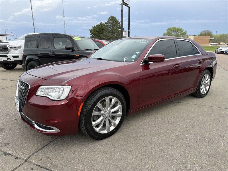 Used 2018 Chrysler 300 Touring L AWD/4WD image 2