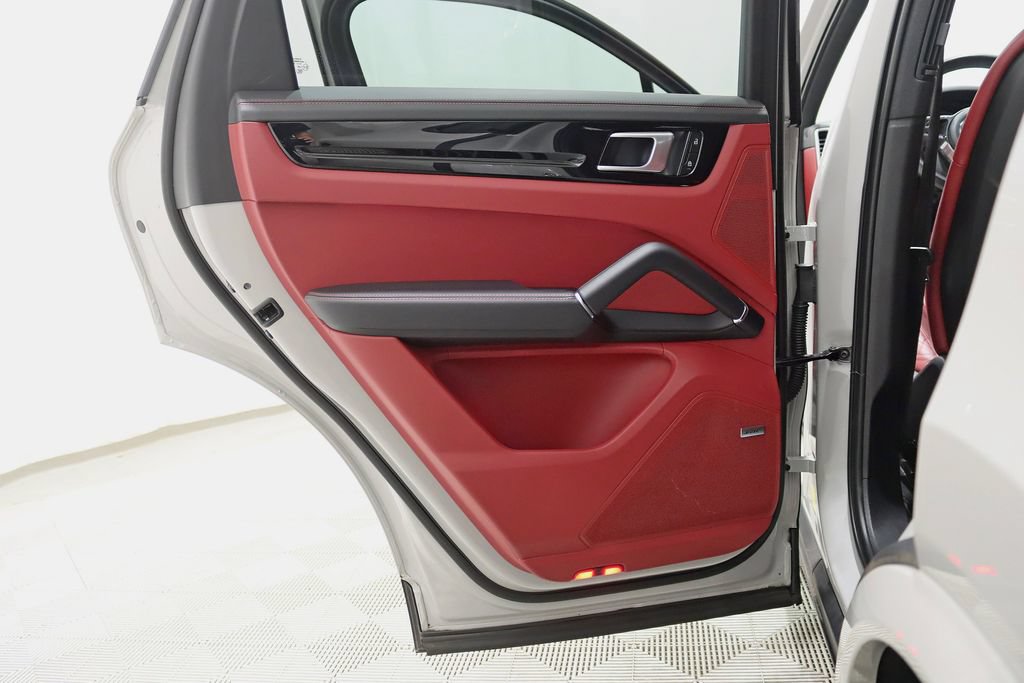 Used 2023 Porsche Cayenne S AWD/4WD image 34