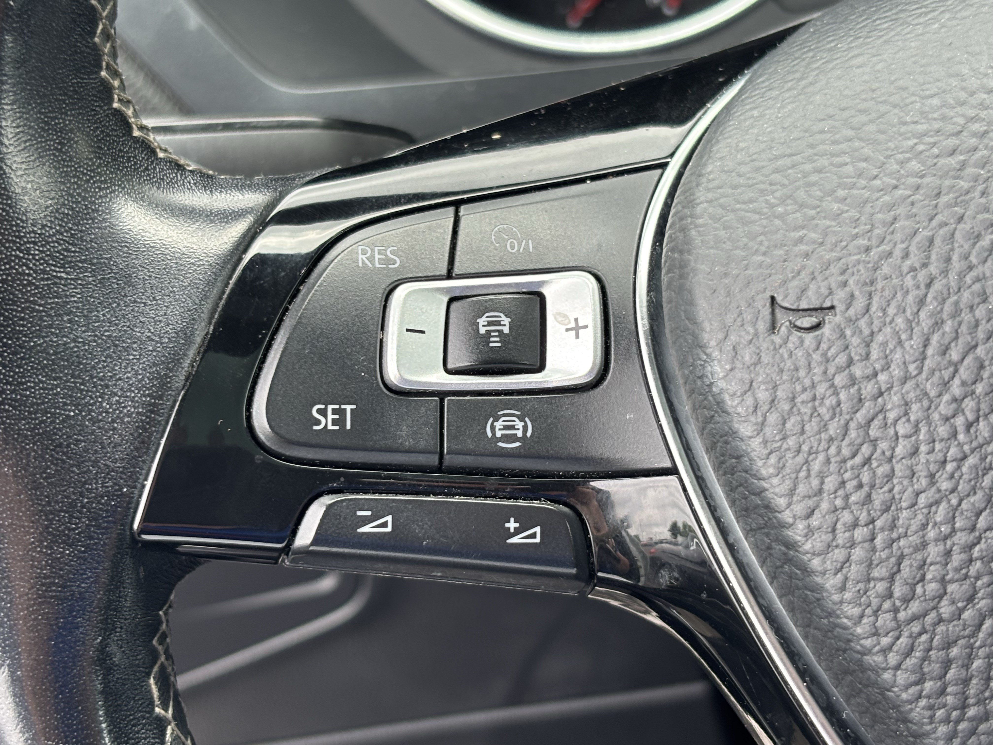 Used 2021 Volkswagen Tiguan SE R-Line AWD/4WD image 19