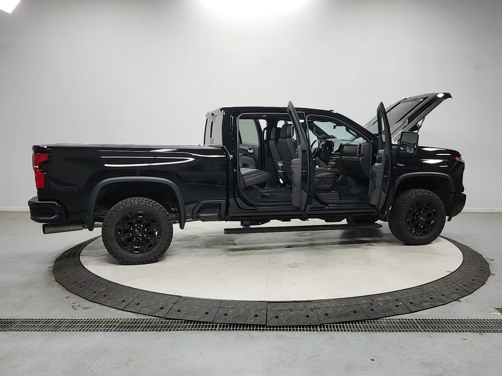 Used 2024 Chevrolet Silverado 2500 High Country w/ High Country Premium Package AWD/4WD image 16