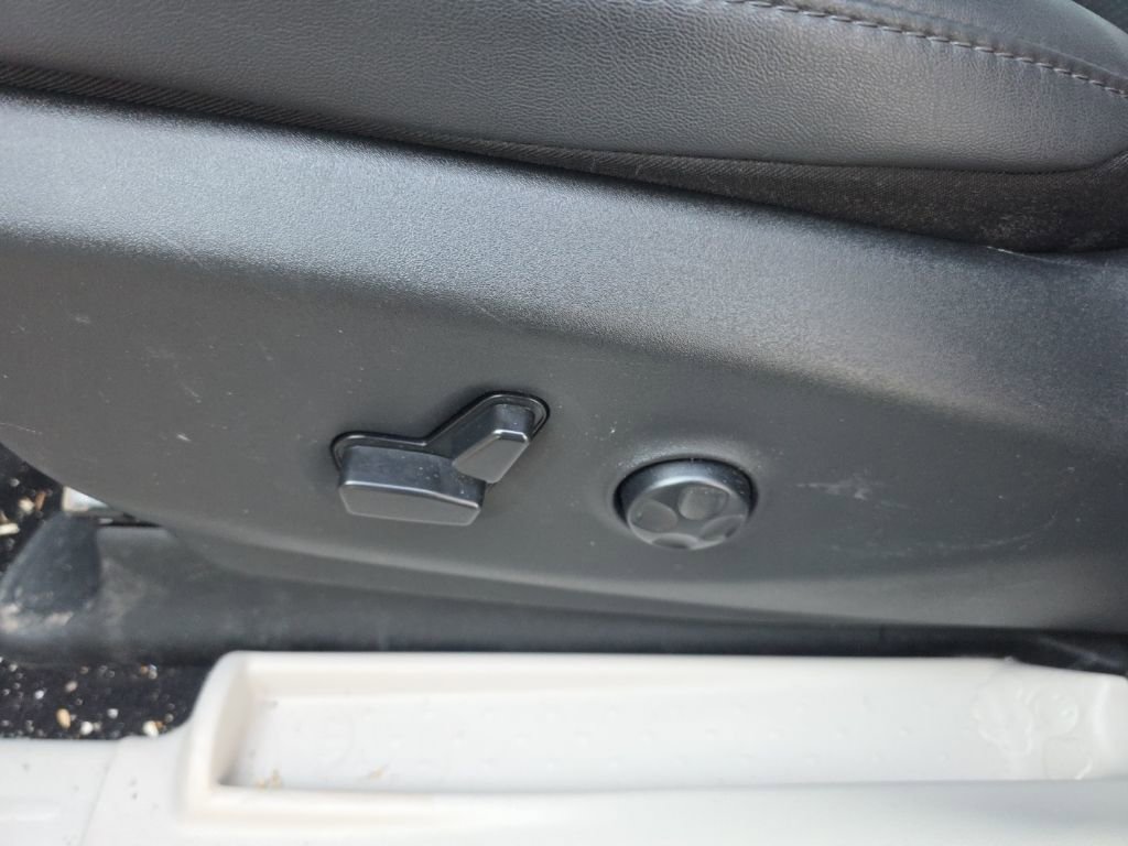 Used 2024 Chrysler Pacifica Touring-L image 15